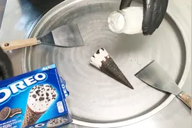把巧克力蛋筒冰淇淋做成炒冰淇淋！超好吃还健康！快来看看吧视频封面