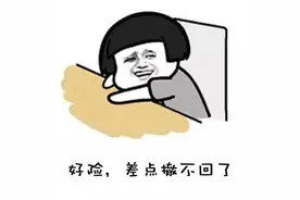 幽默笑话：早上去实验室，见门口一坨便便，众人躲之，并议论纷纷图片