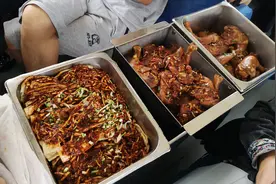 第一次在火车上买鸡腿，12一个，要了个不辣的！视频封面