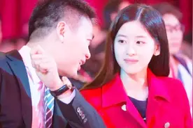 刘强东跟京东员工聚餐，刘总酒量很行啊！视频封面