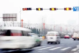 黄灯最后一秒过线，是走还是停，停在了斑马线上算不算闯红灯？