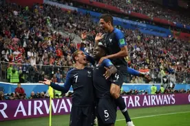 法国4比2战胜克罗地亚！时隔20年重夺大力神杯图片
