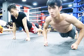 拳击爆发力不够？这种俯卧撑每天10分钟，职业拳手必学核心训练！视频封面