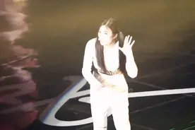 Apink朴初珑可爱演唱《没有去学校》，这旋律太洗脑，舞蹈萌萌哒