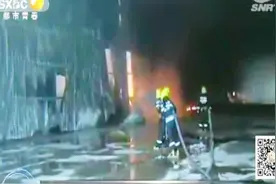 西安市鄠邑区一停产塑料制品厂失火 现场火光冲天传出爆炸声视频封面