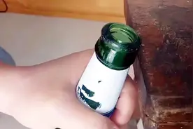 喝了十多年啤酒，原来轻轻一拍就把盖子打开了！什么物理原理？