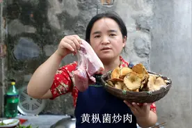 苗大姐大锅枞菌炖猪肉，饭菜汤泡起来直接吃，香得很呐