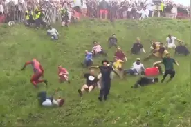 奇葩比赛：从山坡滚下来抢奶酪，头破血流在所不惜