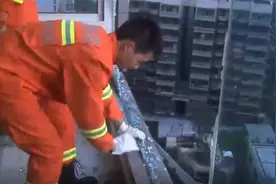 太危险！18楼业主落地玻璃窗被太阳晒爆 砸中楼下五辆汽车！视频封面