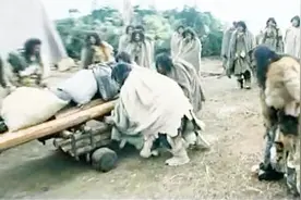 一根圆木滚到黄帝脚下，黄帝受到启发发明了历史上第一辆车