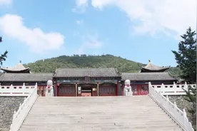 攀登烟台莱阳的娘娘山，站在山顶能看见丁字湾的大海视频封面