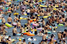 重庆高温持续不退 政府开放86个纳凉点供市民避暑视频封面