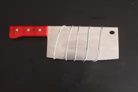 只需一根铁丝，菜刀秒变削皮器，以后别再花钱买削皮器了