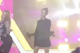 杨超越穿黑西装跳舞很带感，网友：村花进步很大，终于不再划水了视频封面