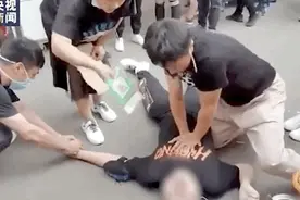 医生跪地救人眼镜都甩飞了，网友：救人的样子真帅图片