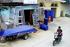 惊险！男子切割油桶突然爆炸 瞬间被弹飞在地视频封面