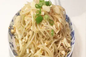 大酱拌老黄瓜，清爽凉菜，很适合夏天吃，做法简单—老齐美食视频