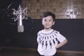 帅气小朋友翻唱励志歌曲《最美的光》，长大之后基本是个万人迷！
