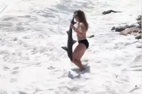 实拍：暖心！美15岁少女勇救海滩搁浅小鲨鱼视频封面