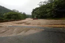 「县市动态」山体塌方损毁道路 芒市交警紧急救援图片