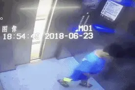 熊孩子在电梯里小便，业主不怒反赞，只因妈妈独特的处理方式图片