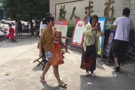 高中入学报名，家长打地铺排队2天2夜视频封面