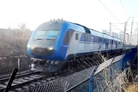全程1000公里一站直达的火车 Z61次直特列车由北京开往长春视频封面