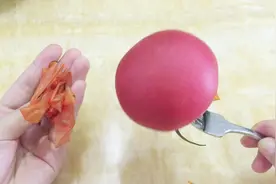 一招教你轻松祛除番茄皮，不用开水不用勺子也能去的又薄又快速！