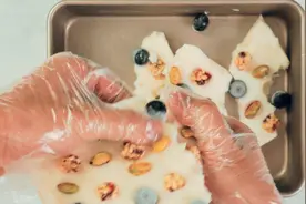 酸奶放冰箱一冻，用手掰着吃，胜过冰淇淋，夏日清凉嘎嘣脆！视频封面