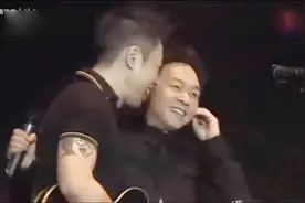 黄家强和黄贯中一抱泯恩仇的场面，真的很少见！