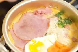 牛奶网红泡面做法：一杯牛奶，一袋方便面，再加这个技巧就可以