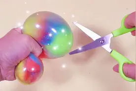 DIY自制彩虹解压球，你能猜到里面装了什么吗？捏爆的瞬间超治愈视频封面