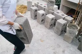 农村90元一天的女性小工独自搅拌砂浆，混凝土空心砖就位动作麻利