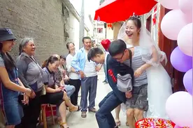 农村一地方结婚习俗 新娘要由哥哥弟弟背出门 新郎门外等待