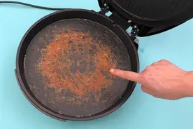 电饼铛糊锅了千万别用钢丝球刷，教您一招，倒点它污垢自动脱落