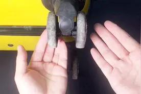 行李箱的轮子缠进头发这样清理，只要3分钟，清完跟新的一样灵活