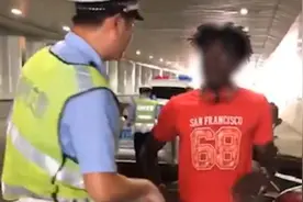 留学生骑电动车违章，交警英语开“怼”视频封面