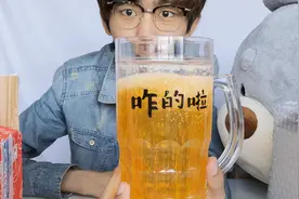 试玩“抖音同款的整蛊啤酒杯”，用力往自己脸上泼，会发生什么？视频封面