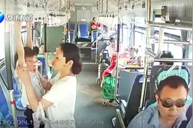 长沙女子让孩子公交上练吊环，司机阻止被怒怼：天天吊，关你屁事视频封面