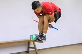 全球跳绳最强的人齐聚上海，17岁中国少年刷纪录，最快一秒跳8下视频封面