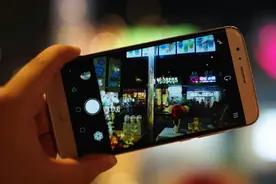 用华为手机拍摄夜景，打开手机相机这个功能，拍出的照片效果很好