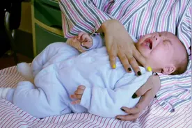 孩子刚出生，妈妈抱住就要掐死他，幸好被人拦住视频封面