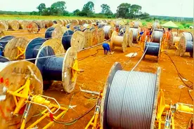 高压铁塔如何架设，高压线又如何弄上去的，这个视频解开我的疑惑