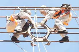 航拍高压铁塔修建过程，原来高压线是这样安装的，解开我多年疑惑