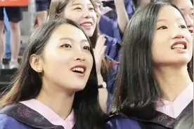 大学毕业典礼，观众席师生同唱感动全场，《青春大概》惹人泪下