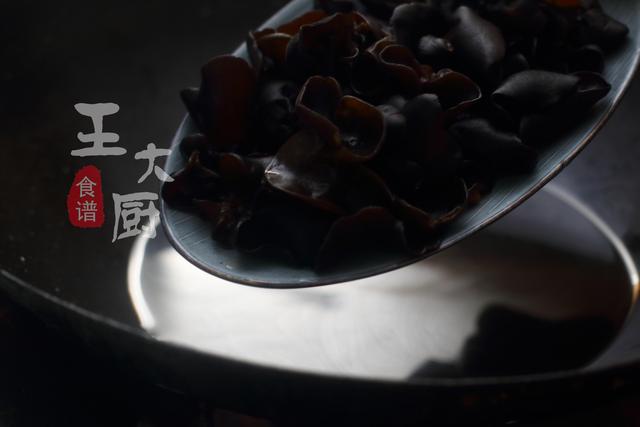 爽口解腻的洋葱拌木耳，好吃的秘密在这里，秒变凉菜大师，超简单