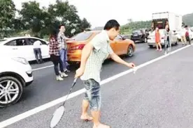 高速堵车美女跳起了舞，司机全来劲了，堵成一场说来就来的自驾游视频封面