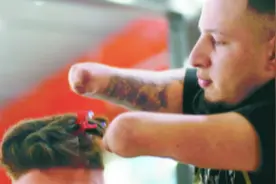 阿根廷无手小伙子8年剪成最佳理发师，称：人生不需要设限视频封面