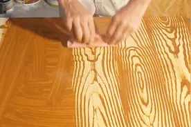 木匠展示如何用油漆刷出木纹效果，原来还有这样的模具，长见识了视频封面