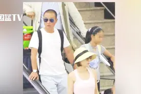 文章一家四口度假归来，两个女儿牵妈妈手可爱活泼视频封面